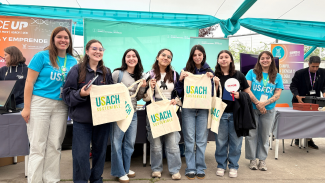Futuros estudiantes con sus regalos de Usach Sostenible 