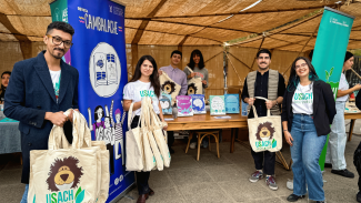 Integrantes del Área de Sostenibilidad junto al stand de la Revista Cambalache de la VIME.
