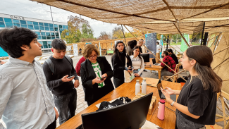 Participantes escuchando atentamente el relato de Paula Castillo Volenski, Analista de Innovación Abierta de la Dirección de Innovación y Emprendimiento de la VRIIC.