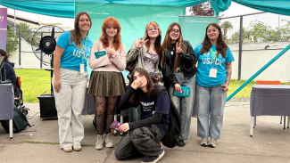 Futuros estudiantes con sus regalos de Usach Sostenible 