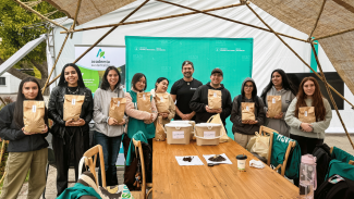 Participantes mostrando sus resultados luego de su participación en el taller de compostaje y vermicompostaje. 