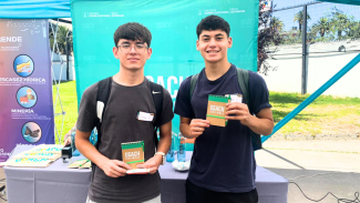 Futuros estudiantes con sus regalos de Usach Sostenible 