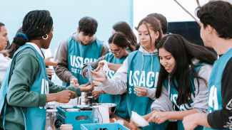 Miembros del cuerpo estudiantil y de la Comunidad Universitaria participando activamente de los talleres dispuestos en la Feria Usach Sostenible 2025. 