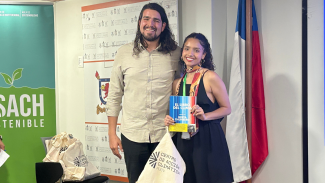 Reconocimiento a Mejor Lideresa Torneo, el cual recae en la estudiante de la Facultad de Humanidades de la USACH Ana Manzano