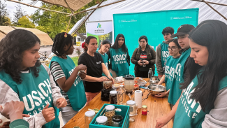 Miembros del cuerpo estudiantil y de la Comunidad Universitaria participando activamente de los talleres dispuestos en la Feria Usach Sostenible 2025. 