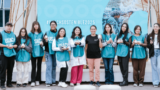Participantes mostrando sus resultados obtenidos luego de los talleres prácticos desarrollados en la Feria Usach Sostenible. 