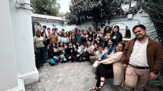 Fotografía final del evento de quienes asistieron a la primera jornada del Torneo Interuniversitario de Simulación de Negociaciones en Cambio Climático. 
