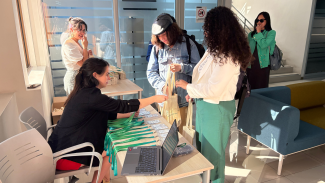 Equipo Usach Sostenible colaborando en la recepción y acreditación de las y los asistentes a la Final del Torneo