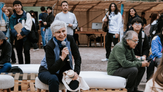 Asistentes realizando preguntas durante el conversatorio desarrollado en la Feria Usach Sostenible 2025. 