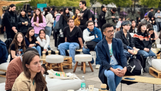 Asistentes escuchando atentamente lo que transcurre durante el conversatorio realizado en la Feria Usach Sostenible 2025