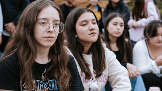 Estudiantes escuchando atentamente lo que transcurre durante el conversatorio realizado en la Feria Usach Sostenible 2025