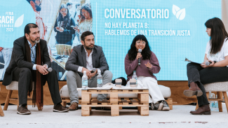 Conversatorio "No hay Planeta B: Hablemos de una Transición Justa". De izquierda a derecha: Fernando Krauss del MMA, Dr. Héctor Chávez del Departamento de Ingeniería Eléctrica, Millaray Espinoza Atenas, estudiante de 4to año de Ingeniería Ambiental y Daniela Gatica Gómez, Analista del Área de Sostenibilidad.