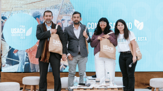 Expositores junto a sus regalos institucionales por su participación en el Conversatorio durante la Feria Usach Sostenible.  De izquierda a derecha: Fernando Krauss del MMA, Dr. Héctor Chávez del Departamento de Ingeniería Eléctrica, Millaray Espinoza Atenas, estudiante de 4to año de Ingeniería Ambiental y Daniela Gatica Gómez, Analista del Área de Sostenibilidad.