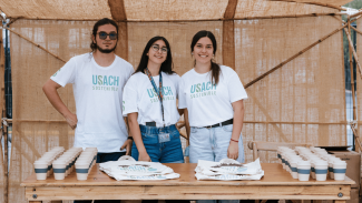 Integrantes del Stand del Área de Sostenibilidad de la Dirección de Desarrollo Institucional.