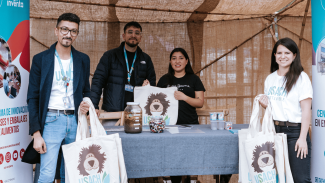 Miembros del Área de Sostenibilidad de la Dirección de Desarrollo Institucional con integrantes del stand del laboratorio LABEN-CHILE.