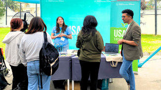 Futuros estudiantes conociendo cómo la USACH integra la sostenibilidad en su quehacer institucional