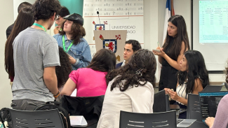 Estudiantes de diversas casas de estudios y disciplinas en plenas actividades de investigación, conversaciones y negociaciones. 