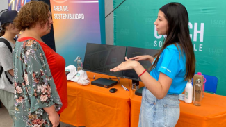 Futuros estudiantes conociendo más sobre Usach Sostenible y participando de las actividades propuestas