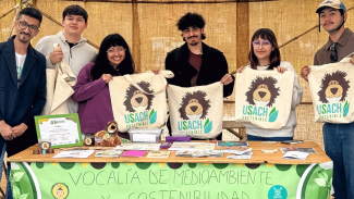 Miembros del Área de Sostenibilidad de la Dirección de Desarrollo Institucional junto a la Vocalía de Medio Ambiente y Sustentabilidad mostrando regalos institucionales. 
