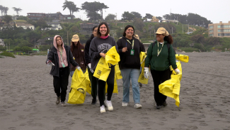 estudiantes usach posando para una fotografía luego de la jornada de limpieza de playas