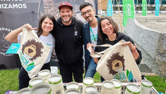 Integrantes del Área de Sostenibilidad de la Dirección de Desarrollo Institucional junto a Café Circular mostrando los regalos institucionales de la Feria Usach Sostenible. 