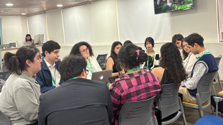 Estudiantes de diversas casas de estudios y disciplinas en plenas actividades de investigación, conversaciones y negociaciones. 