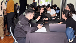 Estudiantes participando activamente de la jornada. 