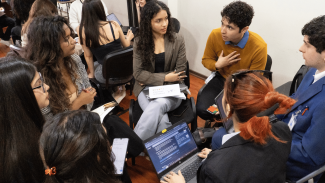 Estudiante presentando sus argumentos frente a diversos bloques internaciones durante el periodo de negociación. 