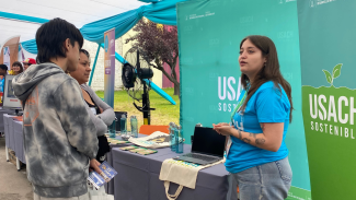 Staff de Usach Sostenible compartiendo información del quehacer de la USACH en materias de sostenibilidad