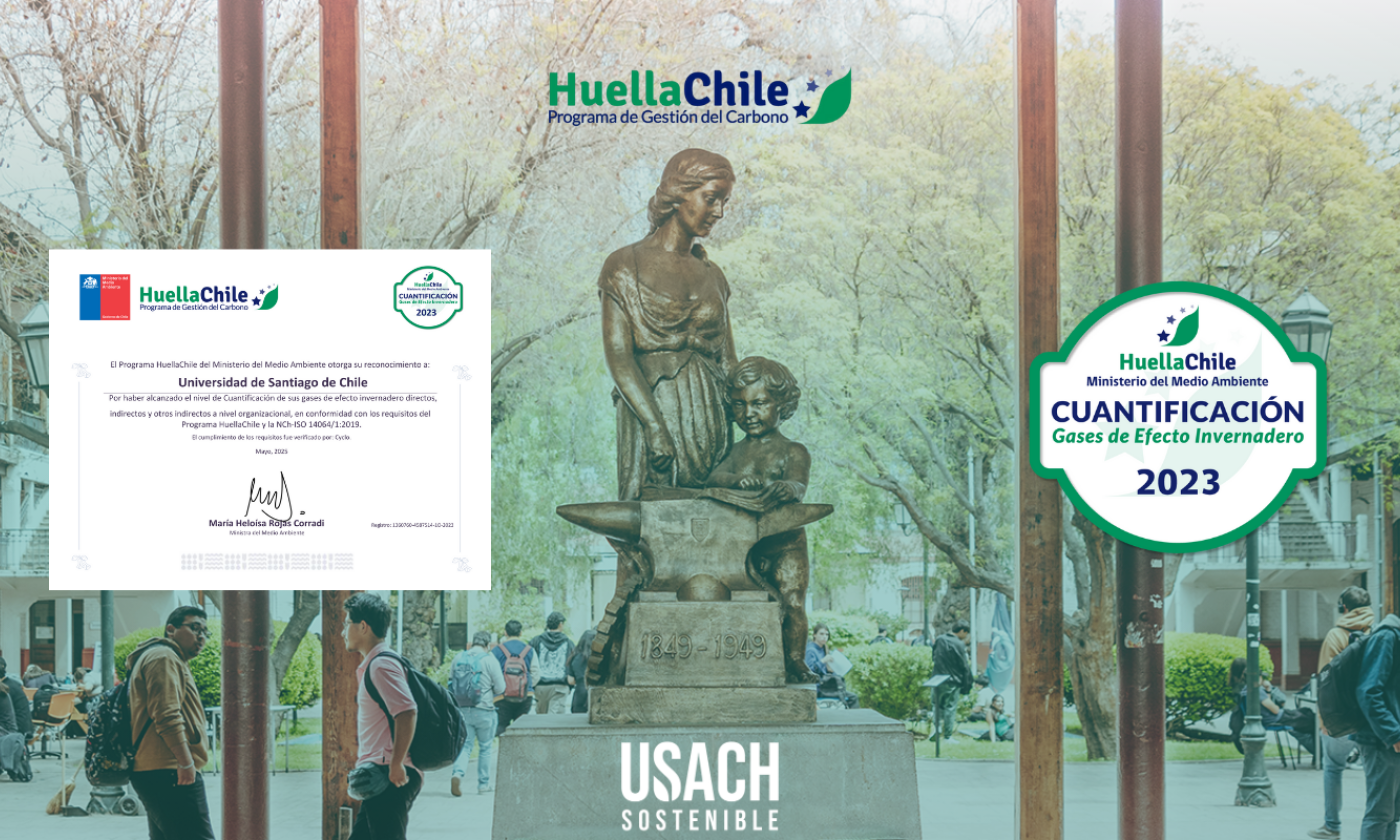 Fotografía de la estatua del Alma Mater ubicada en sector EAO de la Universidad. Se muestran el certificado entregado por el Ministerio de Medio Ambiente a través del Programa HuellaChile (izquierda). Al lado contrario, aparece el sello de cuantificación GEI 2023.