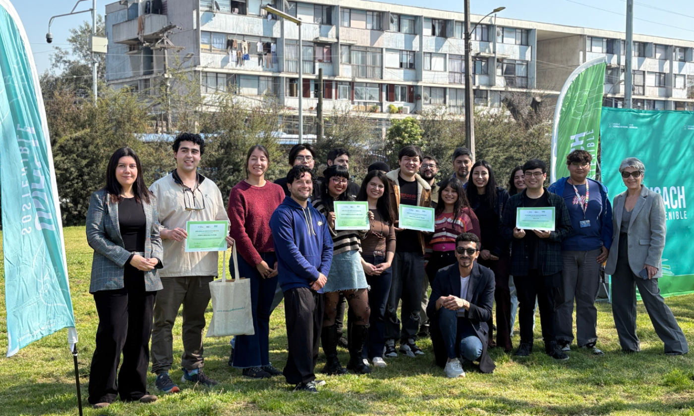 Fotografía oficial de ceremonia de reconocimiento a los proyectos ganadores del concurso acción sustentable universitaria, impulsada por la Red Compromiso con el Desarrollo Sostenible del CUECH en colaboración con la Unidad de Sostenibilidad de la Dirección de Desarrollo Institucional y Aseguramiento de la Calidad. Fotografía sacada en el sector Patos de Ciencias del Campus Universitario USACH.