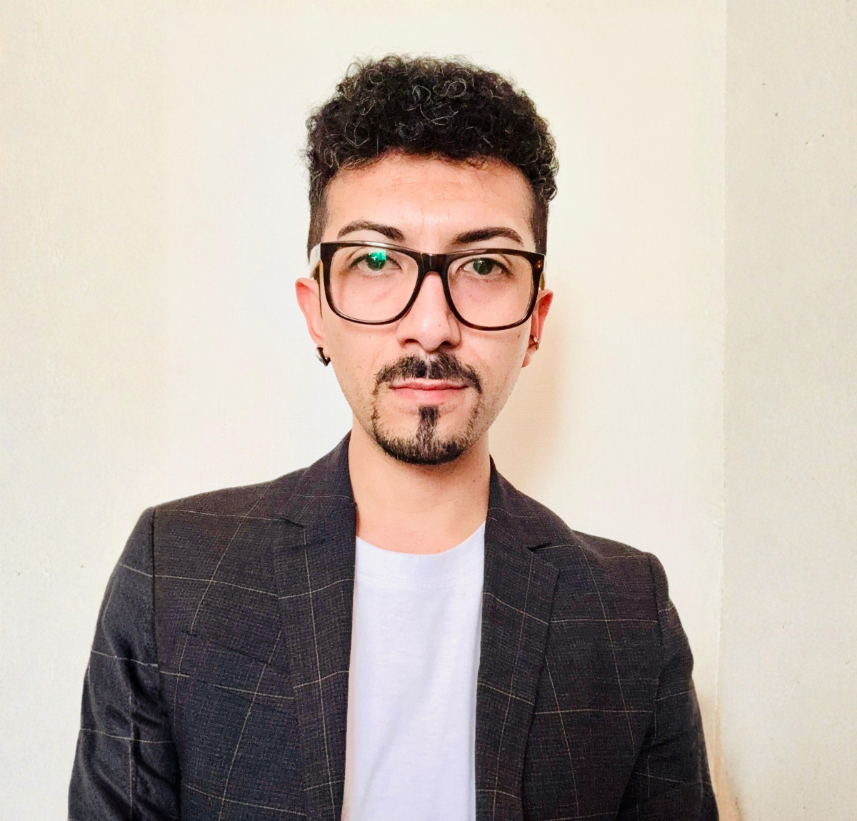 Fotografía a color de Sebastián Jara, analista encargado de Reportabilidad y Comunicaciones de la Unidad de Sostenibilidad